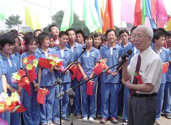 b体育(中国)官方网站捐出10多亿的田家炳60岁前是亿万富豪但60岁后凭实力变回(图8)